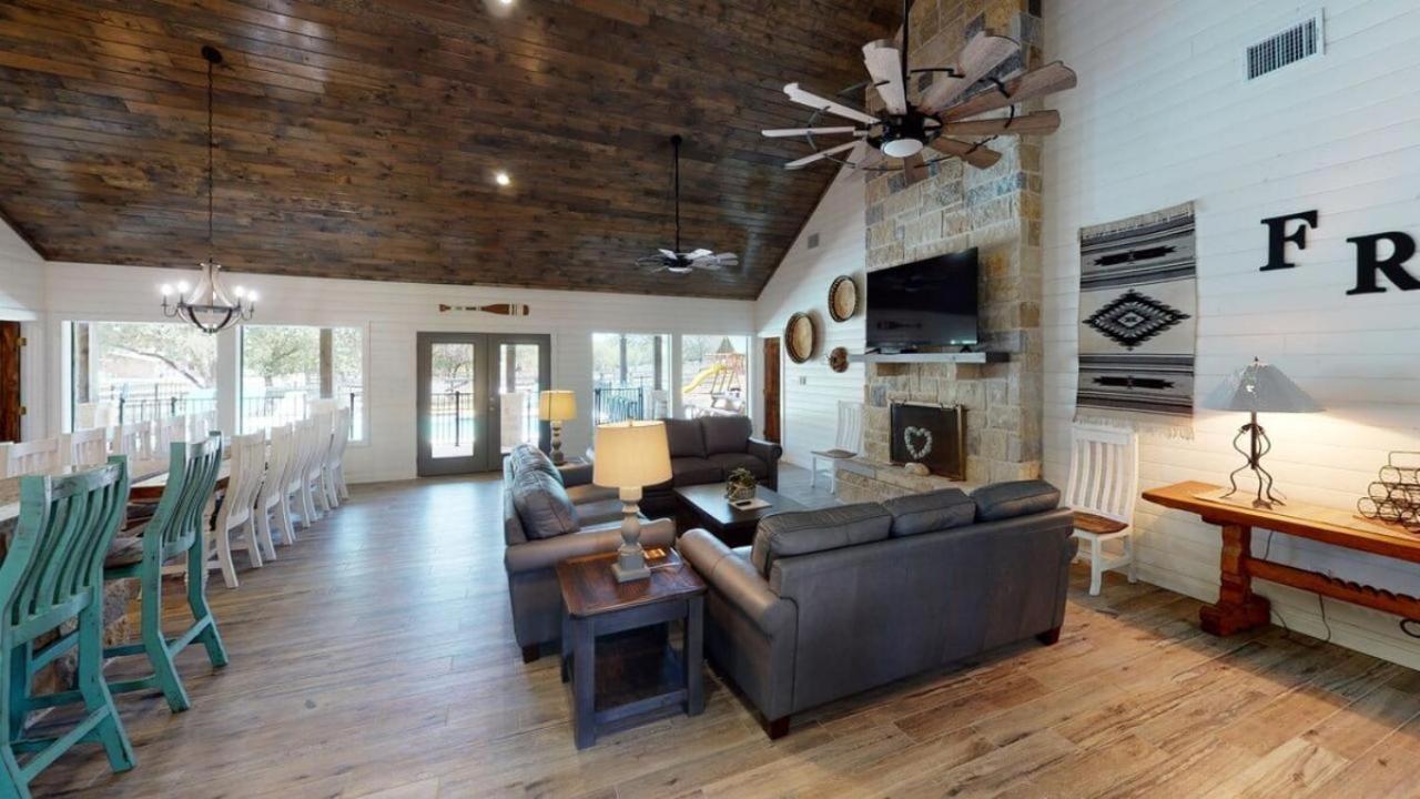 Heartstone Lodge Concan Extérieur photo